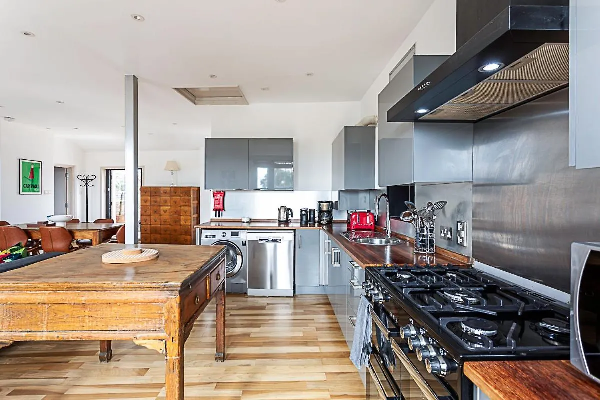 Contemporary Open Plan Penthouse Apartment London 0*,