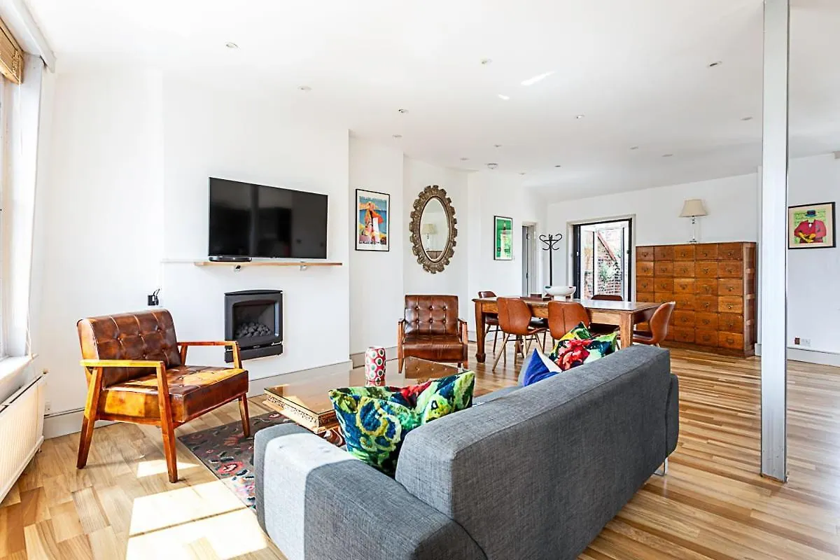 Contemporary Open Plan Penthouse Apartment London 0*,