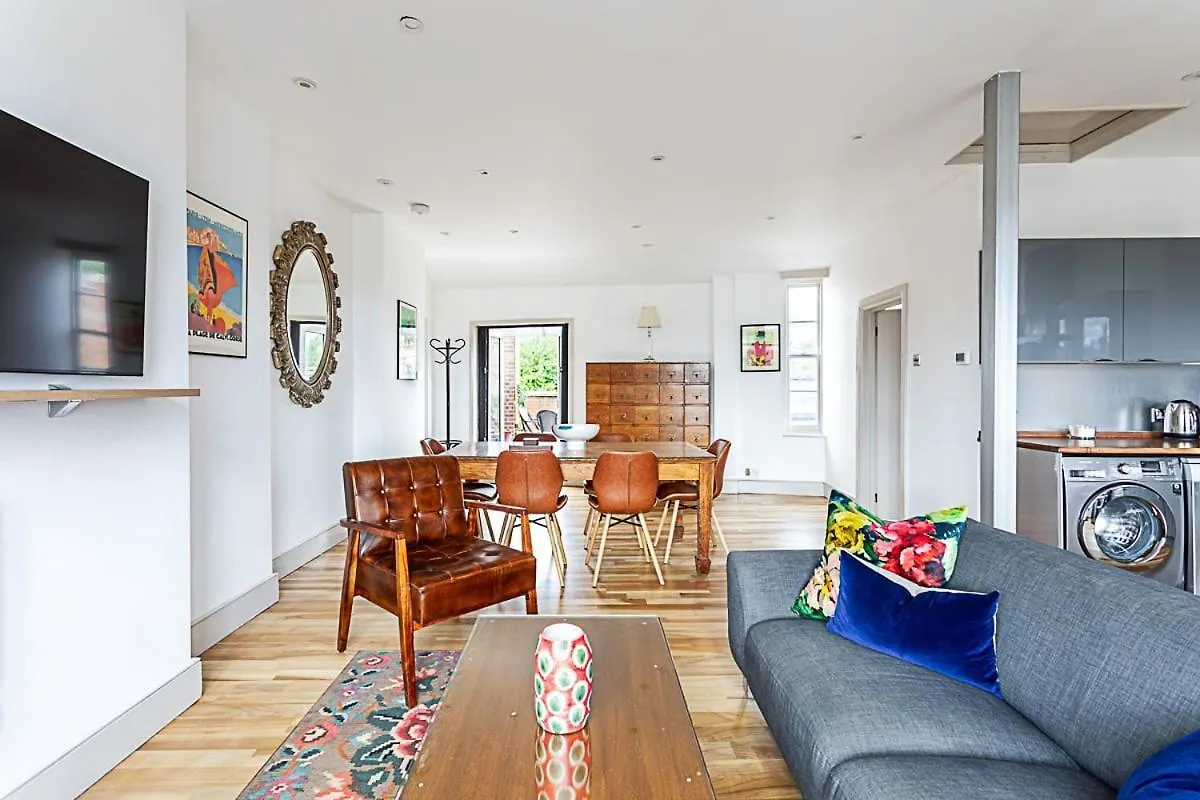Contemporary Open Plan Penthouse Apartment London