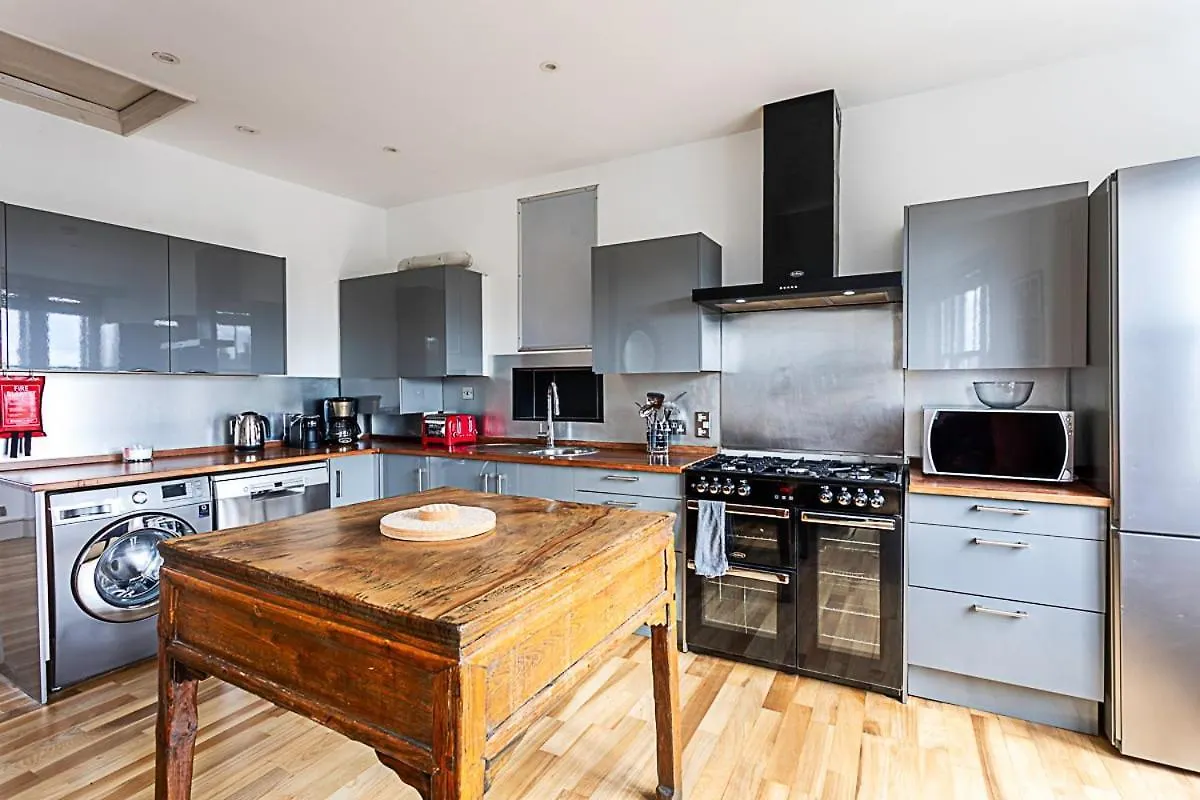 Contemporary Open Plan Penthouse Apartment London
